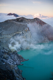 印度尼西亚的火山漂浮着硫磺的烟雾