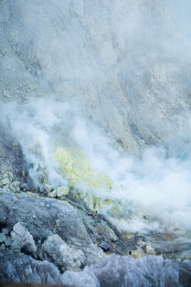 印度尼西亚的宜诊火山正在采集硫磺矿