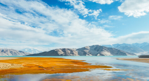 中国新疆帕米尔高原白沙湖白沙山国道314湿地