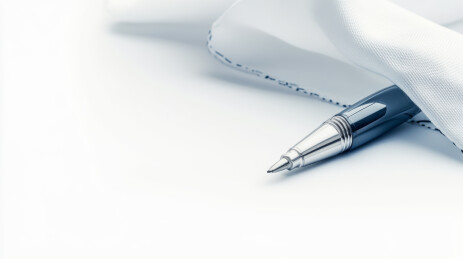 钢笔与白布展示