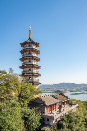 浙江杭州萧山湘湖畔老虎洞山莲华古寺