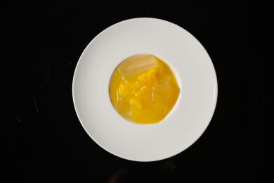 桌面上的碗里的美味可口的芒果凉粉