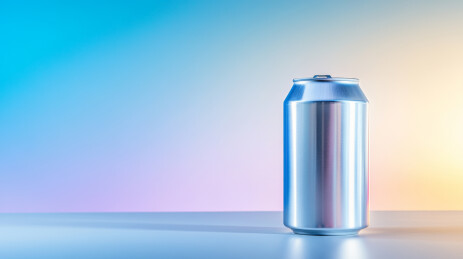 浅蓝色背景上的银色铝罐