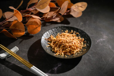 桌面上的盘子里的美味可口的香葱酥