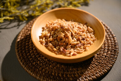 桌面上的盘子里的美味可口的香葱酥