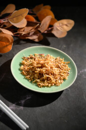 桌面上的盘子里的美味可口的香葱酥