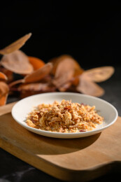 桌面上的盘子里的美味可口的香葱酥