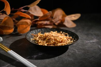 桌面上的盘子里的美味可口的香葱酥