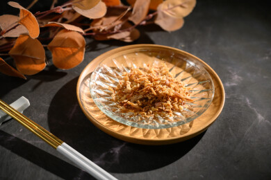 桌面上的盘子里的美味可口的香葱酥