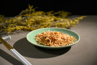 桌面上的盘子里的美味可口的香葱酥