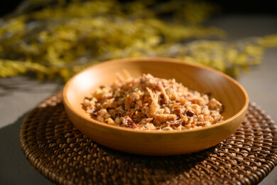 桌面上的盘子里的美味可口的香葱酥