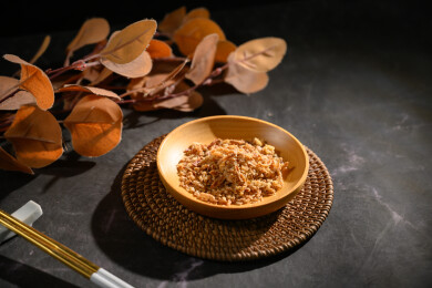 桌面上的盘子里的美味可口的香葱酥