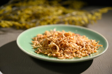 桌面上的盘子里的美味可口的香葱酥