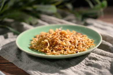 桌面上的盘子里的美味可口的香葱酥