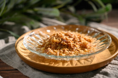 桌面上的盘子里的美味可口的香葱酥