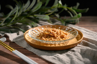 桌面上的盘子里的美味可口的香葱酥