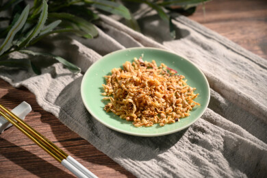 桌面上的盘子里的美味可口的香葱酥