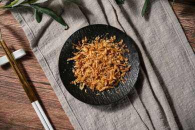 桌面上的盘子里的美味可口的香葱酥