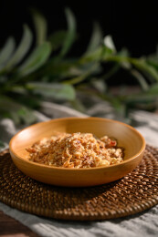 桌面上的盘子里的美味可口的香葱酥