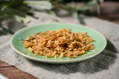 桌面上的盘子里的美味可口的香葱酥