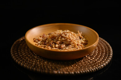 桌面上的盘子里的美味可口的香葱酥