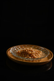 桌面上的盘子里的美味可口的香葱酥