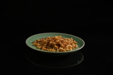 桌面上的盘子里的美味可口的香葱酥