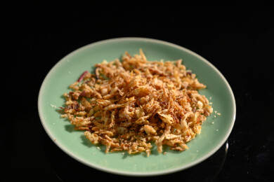 桌面上的盘子里的美味可口的香葱酥