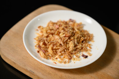 桌面上的盘子里的美味可口的香葱酥