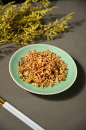 桌面上的盘子里的美味可口的香葱酥