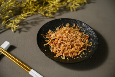 桌面上的盘子里的美味可口的香葱酥