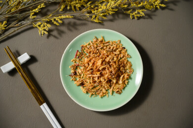 桌面上的盘子里的美味可口的香葱酥