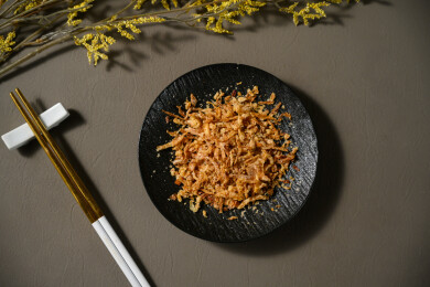 桌面上的盘子里的美味可口的香葱酥