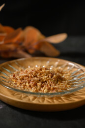 桌面上的盘子里的美味可口的香葱酥