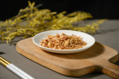 桌面上的盘子里的美味可口的香葱酥