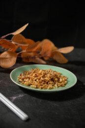 桌面上的盘子里的美味可口的香葱酥