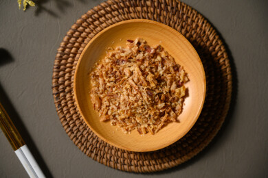 桌面上的盘子里的美味可口的香葱酥