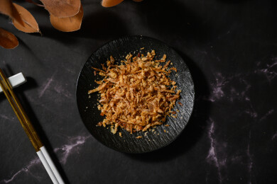 桌面上的盘子里的美味可口的香葱酥