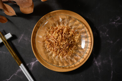 桌面上的盘子里的美味可口的香葱酥