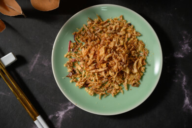 桌面上的盘子里的美味可口的香葱酥