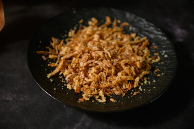 桌面上的盘子里的美味可口的香葱酥