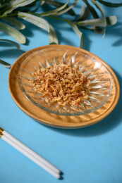 桌面上的盘子里的美味可口的香葱酥