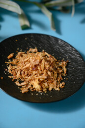 桌面上的盘子里的美味可口的香葱酥