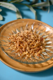 桌面上的盘子里的美味可口的香葱酥