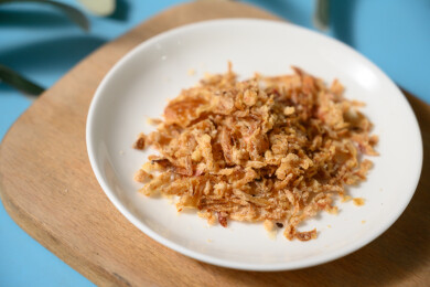 桌面上的盘子里的美味可口的香葱酥