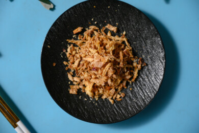 桌面上的盘子里的美味可口的香葱酥