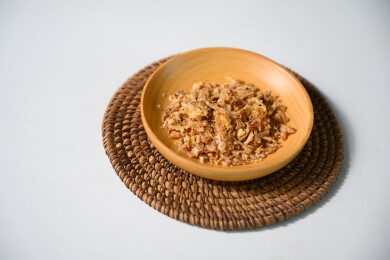 桌面上的盘子里的美味可口的香葱酥