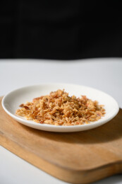 桌面上的盘子里的美味可口的香葱酥