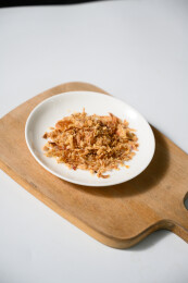 桌面上的盘子里的美味可口的香葱酥