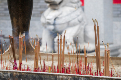 中式传统道观寺庙门前香炉中点燃的香，烟雾